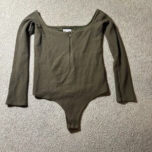 Good American XL Ribbed Stretch Bodysuit in Olive Off the shoulder